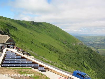 Auvergne, d&eacute;partement du Cantal (15) / Installation hybride solaire (3600Wc) et groupe &eacute;lectrog&egrave;ne alimentant la maison du Pas de Peyrol.