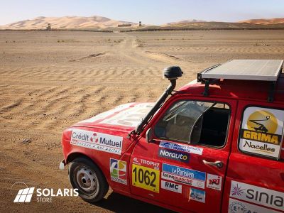 Panneau solaire embarqué dans le désert par notre équipe du 4L Trophy