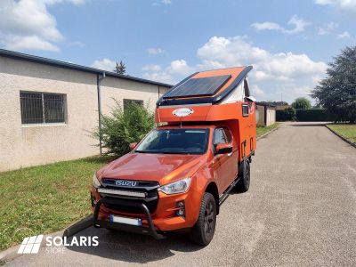 Un Isuzu D-Max avec cellule aménagée autonome en électricité grâce au solaire