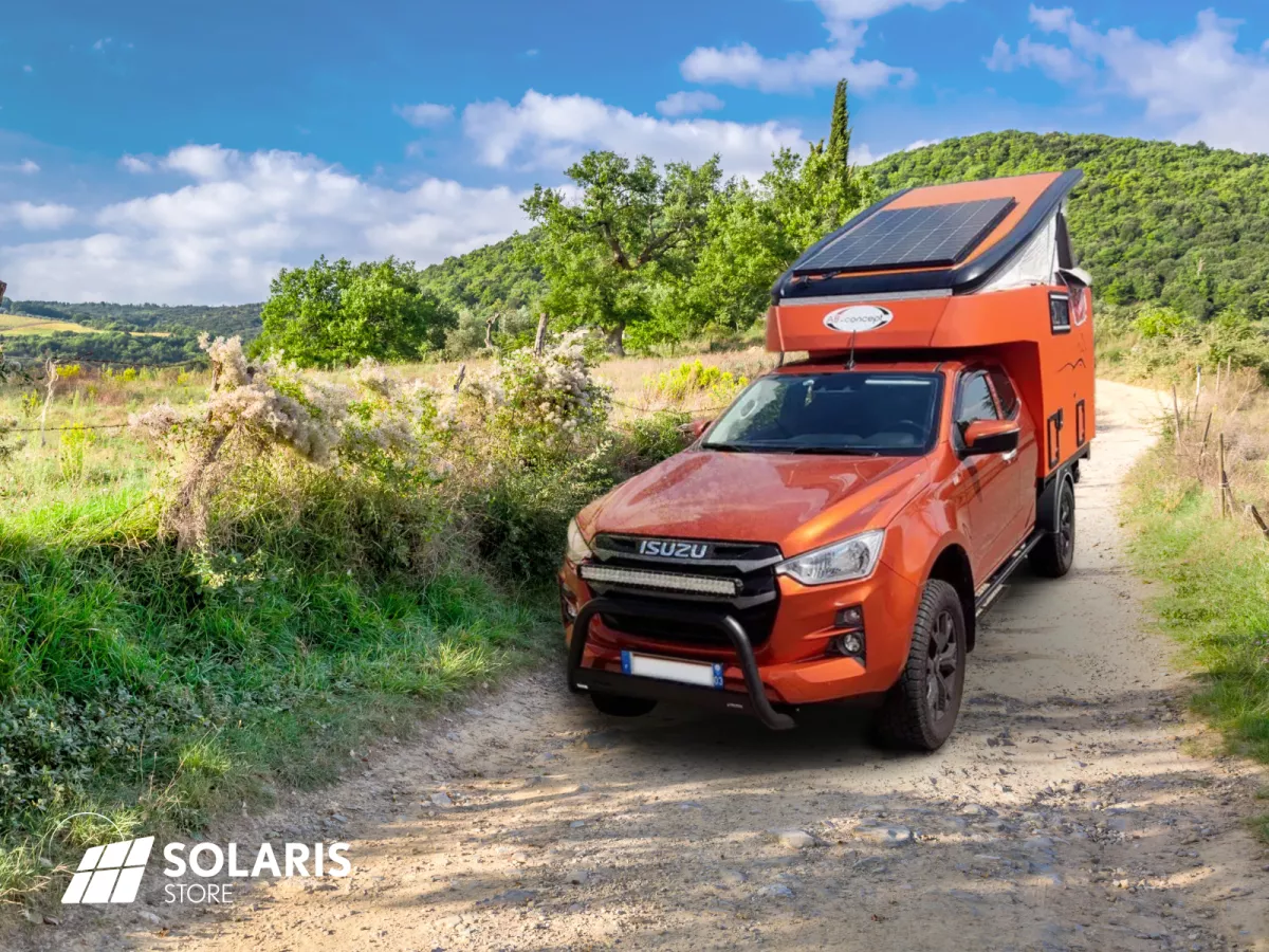 Un Isuzu D-Max avec cellule aménagée autonome en électricité grâce au solaire