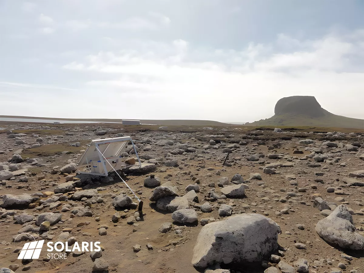 Une station simsique autonome grâce au solaire au milieu de l'océan indien