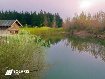Un chalet au bord d'un lac autonome en électricité grâce aux panneaux solaires