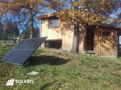 Une maison bois alimentée en électricité par un kit panneau solaire autonome proche de Bordeaux