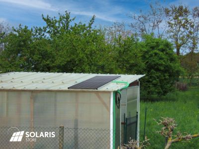 Un jardin potager alimenté par une pompe à eau solaire