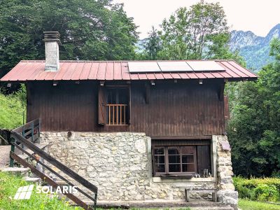 Un chalet autonome en électricité au Pays de Gex grâce à l'installation d'un kit panneau solaire 1350W