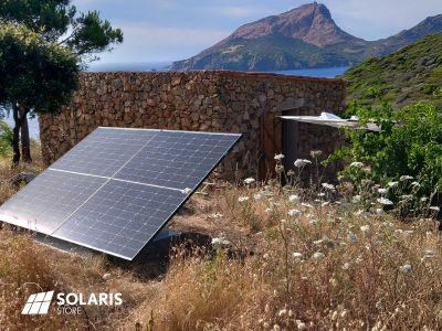 Une bergerie isolée dans le maquis Corse alimentée par un kit solaire autonome 900W