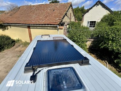Un van aménagé Citroën Jumper autonome en électricité grâce aux panneaux solaires Unisun