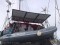 Fixation de 3 panneaux solaires SUNPOWER sur le portique d'un catamaran