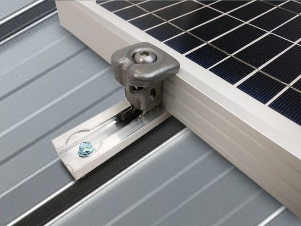 Fixation Toiture BAC ACIER pour 3 panneaux solaires | Cadre 30-50mm