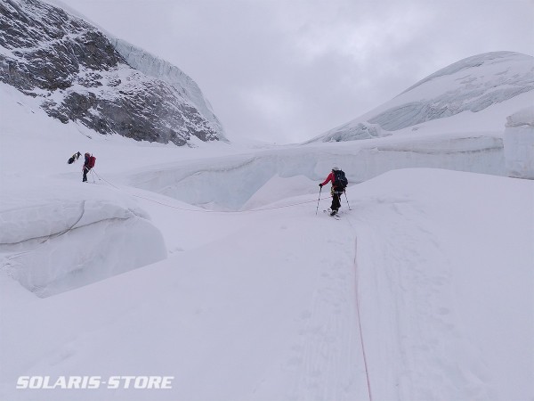 Ski randonnée glaciaire avec panneau solaire portable 6W