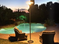 Lampadaire solaire autonome en bord de piscine