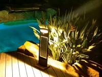 Borne solaire autonome double face en bord de piscine