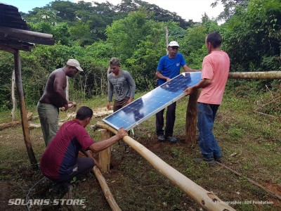 Maison de cultivateur isolée à Cuba alimentée avec panneaux solaire