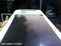 Panneau solaire monocristallin à haut rendement 405W posé sur le fourgon