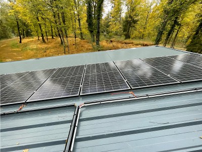 Fixation Toiture BAC ACIER pour 8 panneaux solaires PAYSAGE | 1 rangée