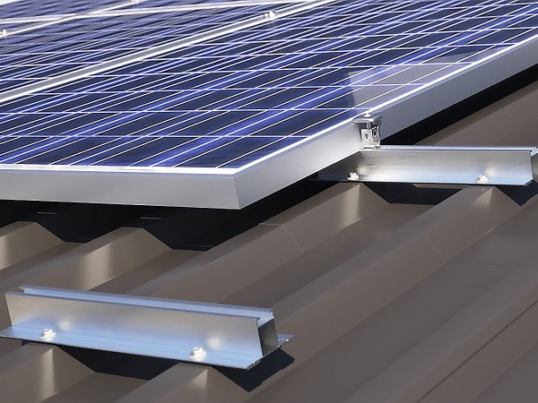 Fixation Toiture BAC ACIER pour 4 panneaux solaires PORTRAIT | 1 rangée