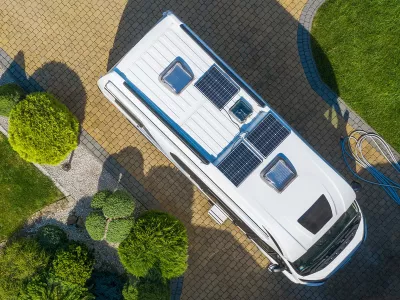 Quelle puissance de panneau solaire pour un camping-car ou un van ?