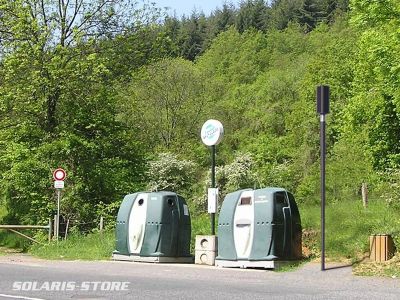 Rhone (69) / Installation d&acute;un lampadaire solaire au Nord de Lyon pour &eacute;clairer une zone de collecte des d&eacute;chets.