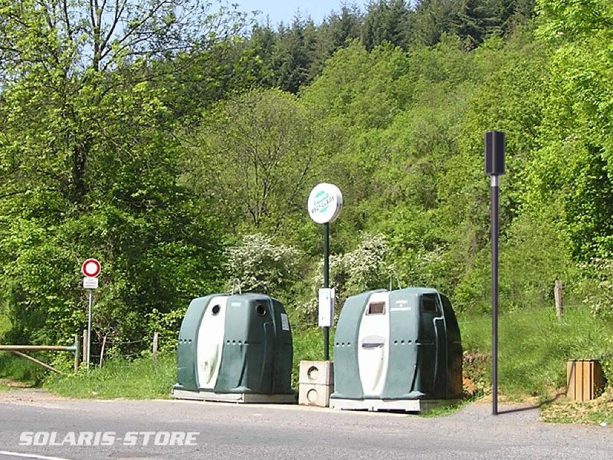 Rhone (69) / Installation d´un lampadaire solaire au Nord de Lyon pour éclairer une zone de collecte des déchets.