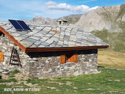 Chalet en pierre à la montagne alimenté en solaire