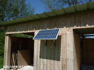 Ain (01) / Panneau solaire 85Wc de Photowatt install&eacute; en fa&ccedil;ade sur un abris de jardin.