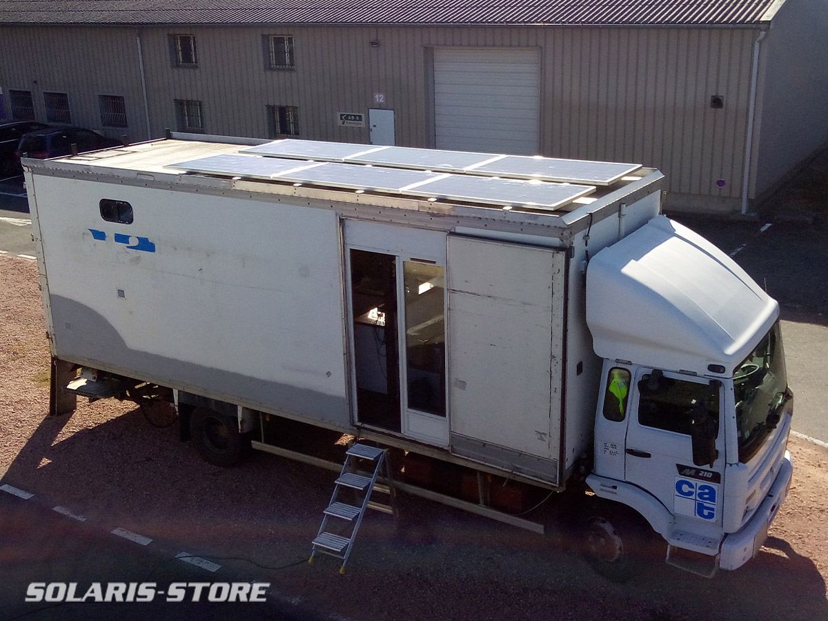 Installation de panneaux solaires sur un camion aménagé