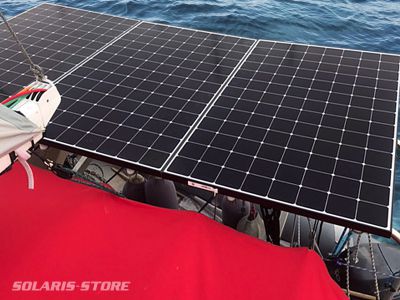 3 panneaux solaires SUNPOWER fixer sur un Catamaran