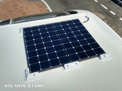 Installation de deux panneaux solaires sur le toit d&acute;un camping car