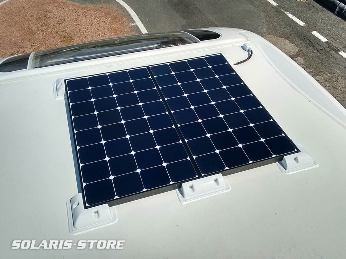 Installation de deux panneaux solaires sur le toit d´un camping car