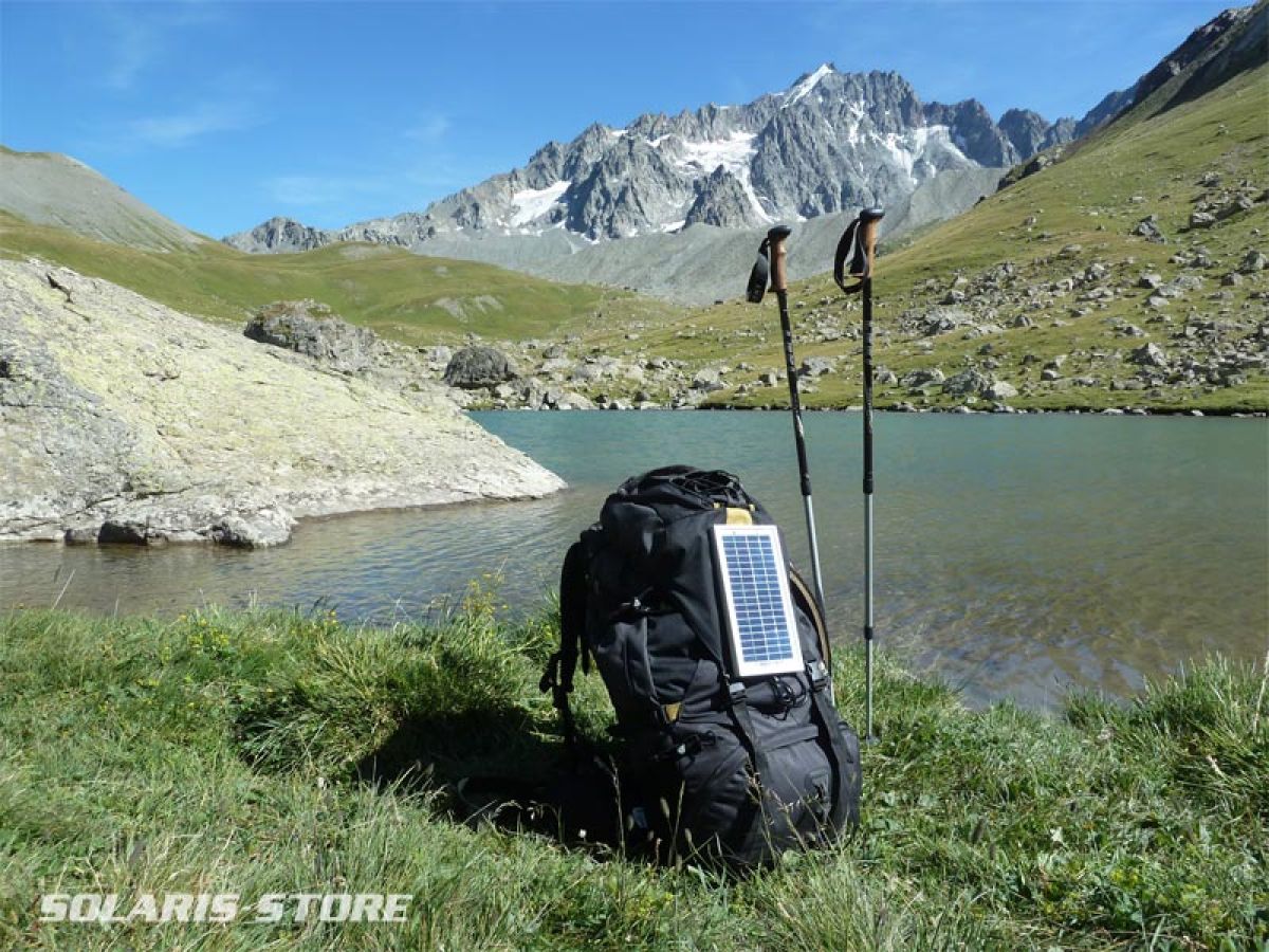 Panneau solaire accroché sur un sac à dos. Production d´électricité lors d´une randonnée en Montagne