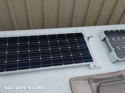 Installation d&acute;un nouveau panneau solaire (&agrave; gauche) &agrave; proximit&eacute; d&acute;un ancien (&agrave; droite)