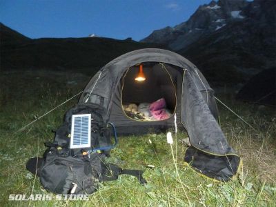 CAMPING / Lampe Leds & chargeur USB autonome. Le panneau solaire charge la batterie le jour pour &eacute;clairer la tente en soir&eacute;e.