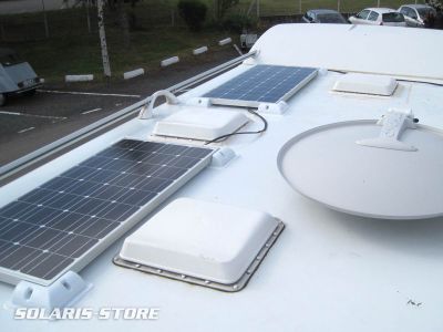 Fixation de deux panneaux solaires &agrave; proximit&eacute; de la parabole et des ouvertures de toit
