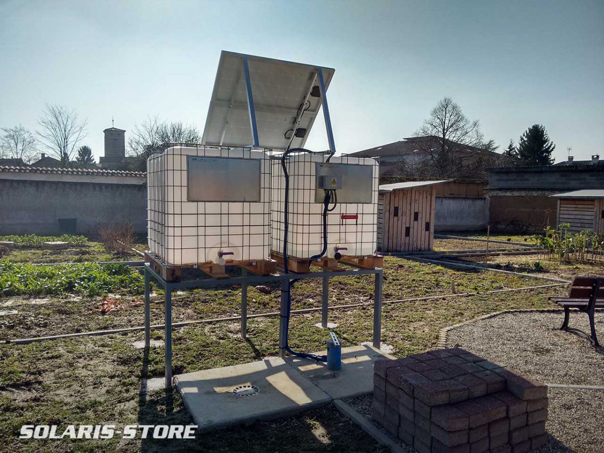 Une structure m&eacute;tallique permet de sur&eacute;lever les cuves &agrave; eau et d'y placer les panneaux solaires.