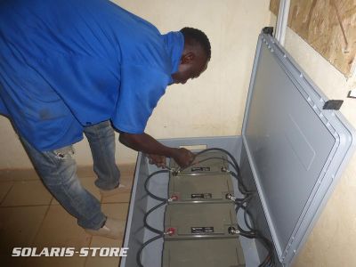 Installation d&acute;un kit solaire SOLARIS par l&acute;association Solaire sans fronti&eagrave;re