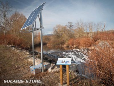 Kit panneau solaire 500W avec structure triangul&eacute; sur m&acirc;t pour syst&egrave;me de compatge d&#39;animaux dans un parc naturel.