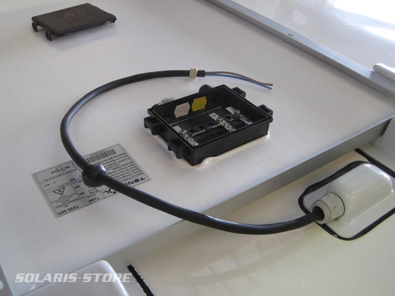 Le câble électrique est raccordé au panneau solaire afin d'acheminer l'énergie vers le régulateur de charge et la batterie.