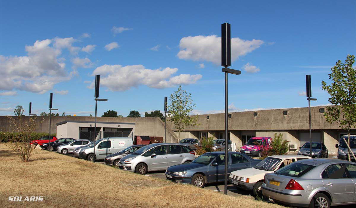 Vue des lampadaires installés sur le parking