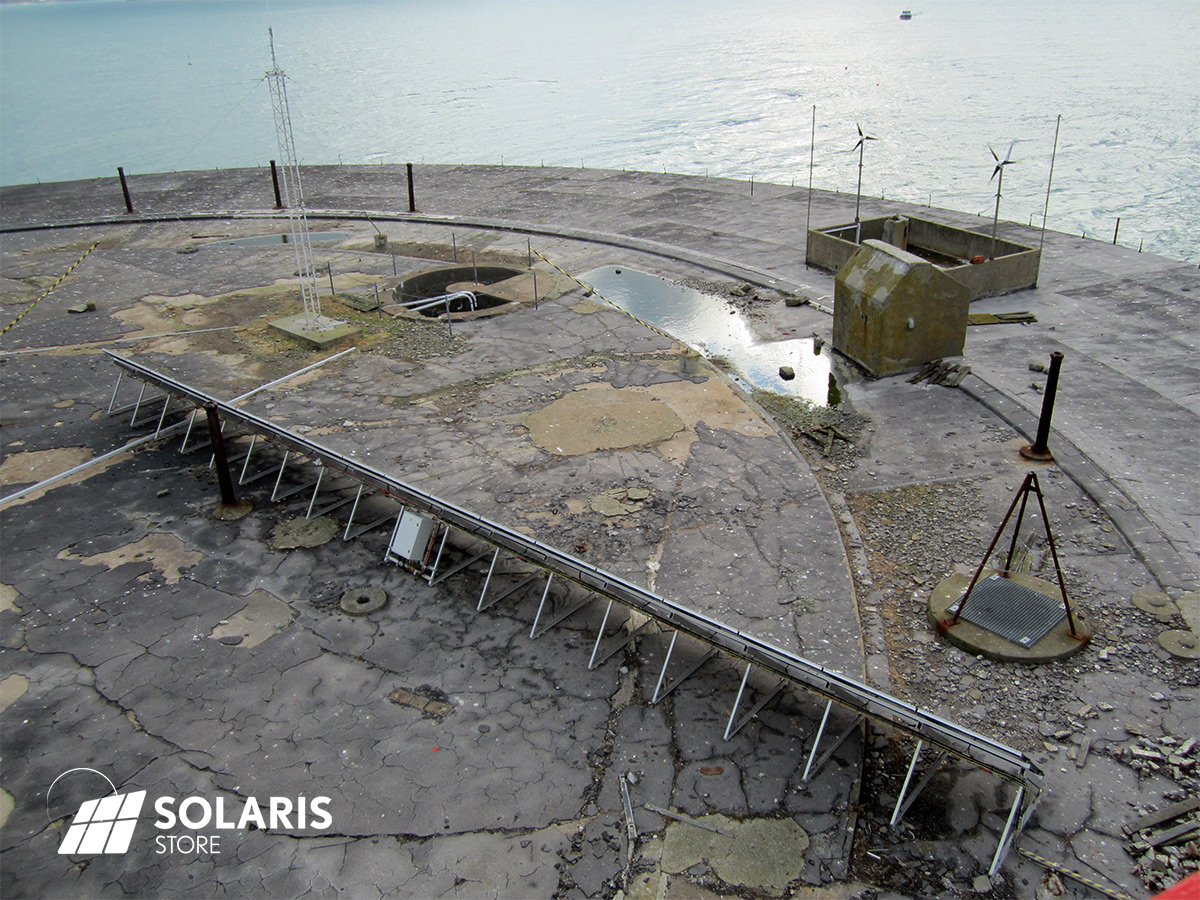Les 18 panneaux solaires qui alimentent le phare de Cherbourg (50)