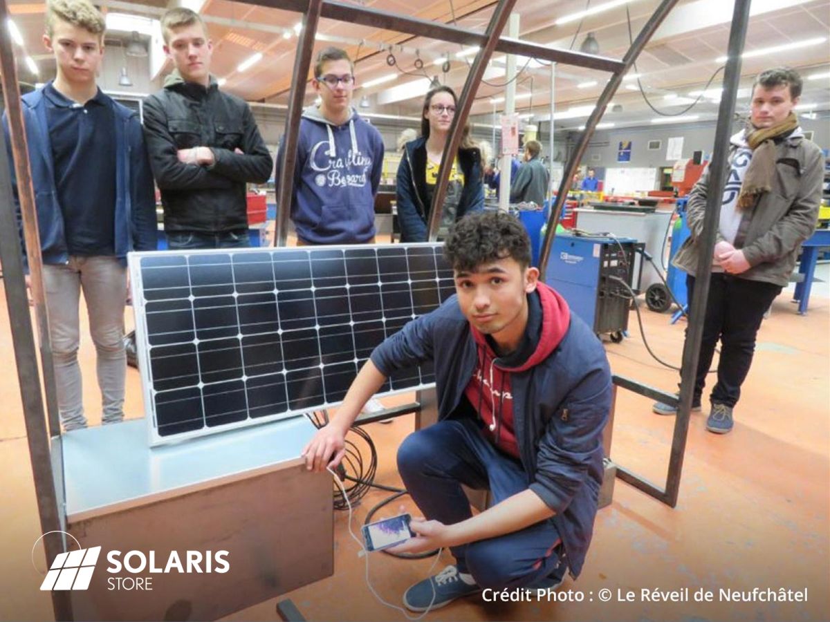 Un banc solaire recharge les téléphones portables des élèves du lycée Georges Brassens