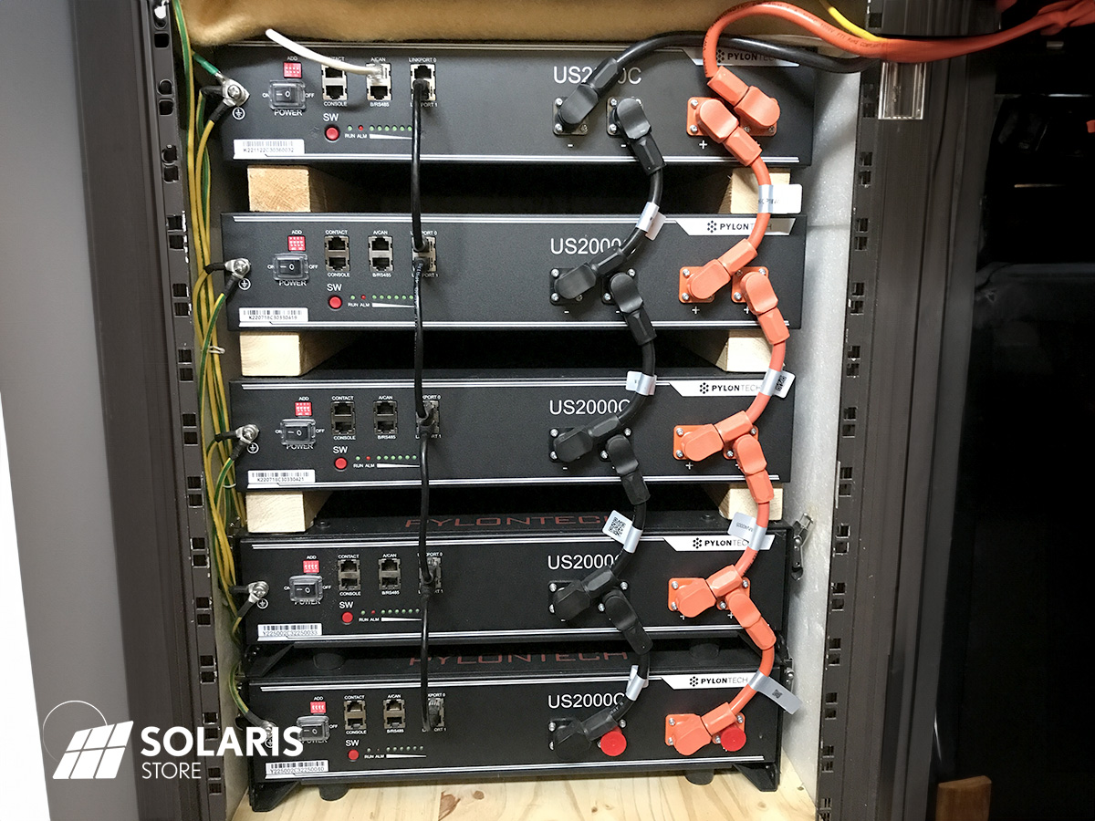 5 batteries pylontech US2000C stocke l'énergie excédentaire