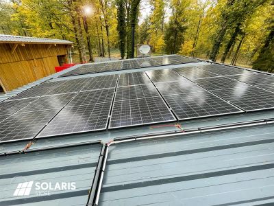 Une cabane de chasse près de Lille autonome en électricité grâce à 10kW de panneaux solaires