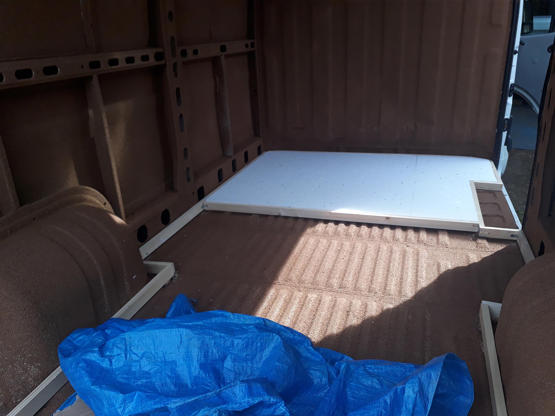 Pose de panneaux 40mm de polystyrène pour isoler le sol du camion