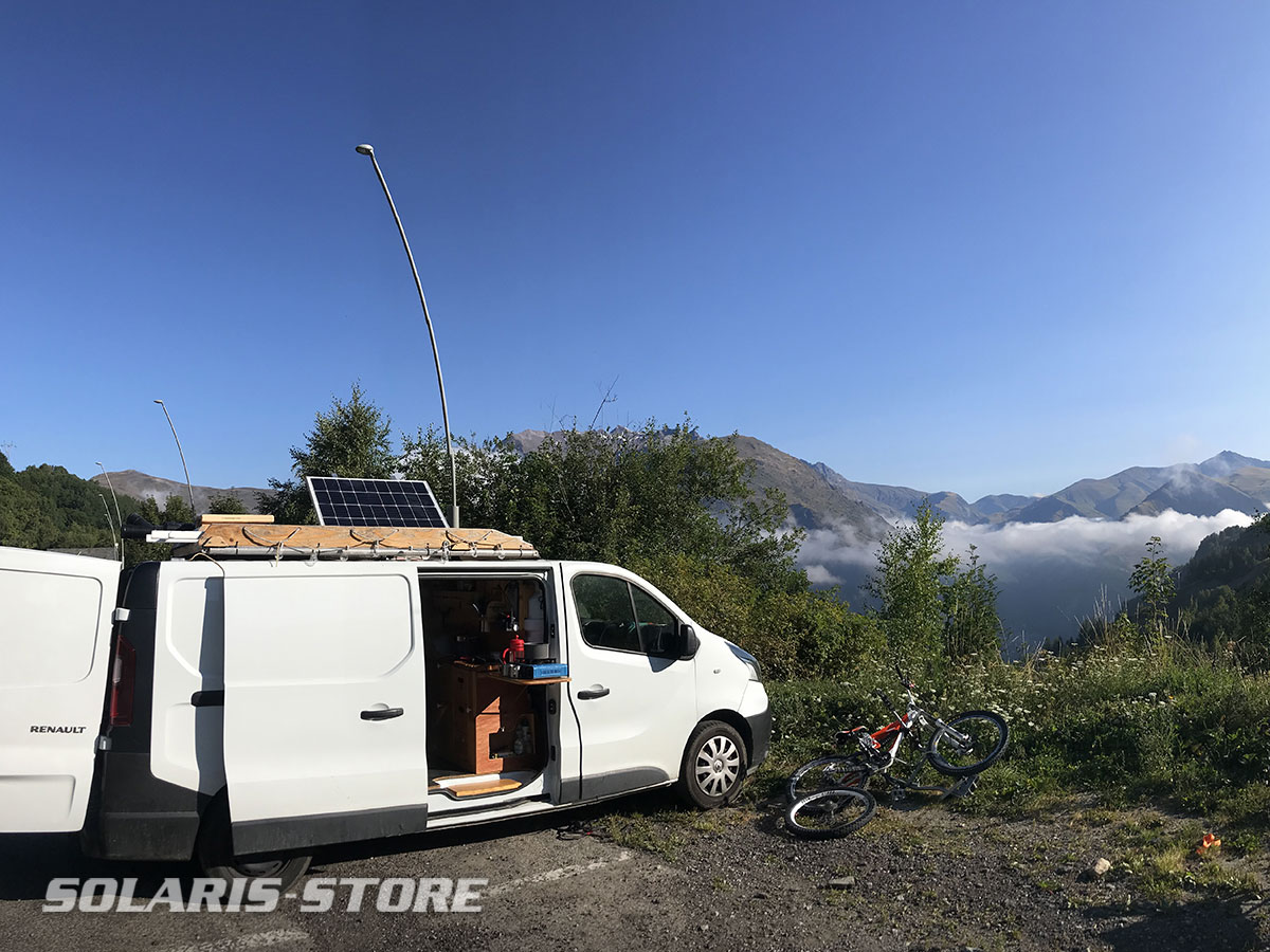 Van Renault en Bivouac avec le panneau solaire