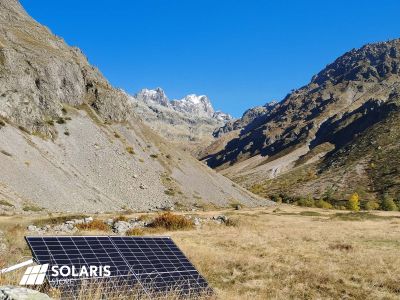 Un refuge de montagne isolé du réseau et alimenté par des panneaux solaires