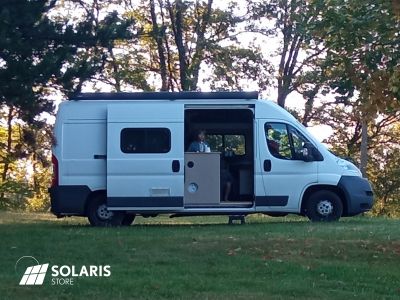Un van Peugeot Boxer aménagé autonome en éléctricité grâce aux panneaux solaires