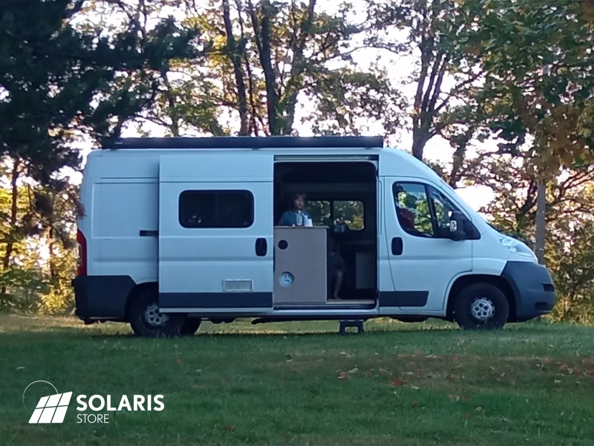 Un van Peugeot Boxer aménagé autonome en éléctricité grâce aux panneaux solaires