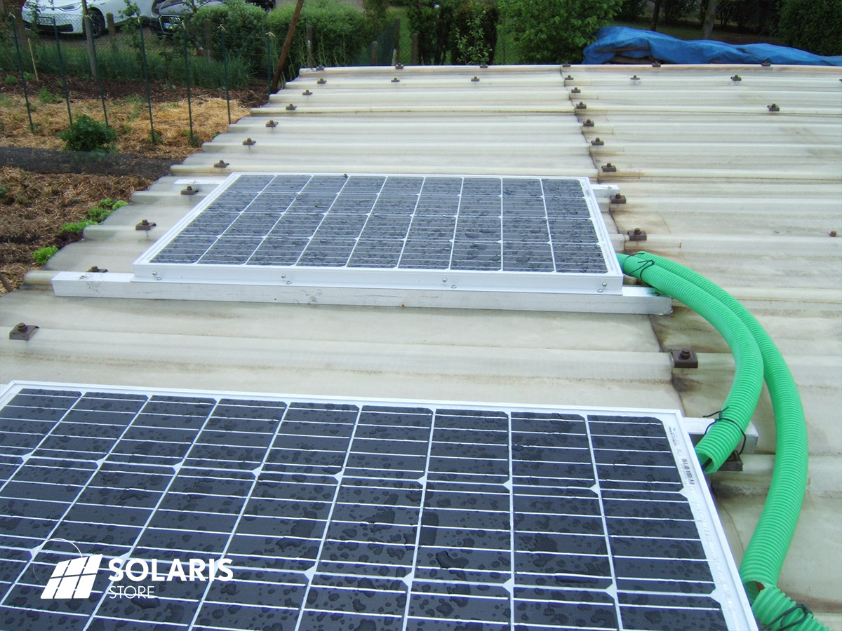 Panneaux solaires qui alimentent la pompe solaire