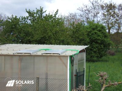 Un jardin potager alimenté par une pompe à eau solaire