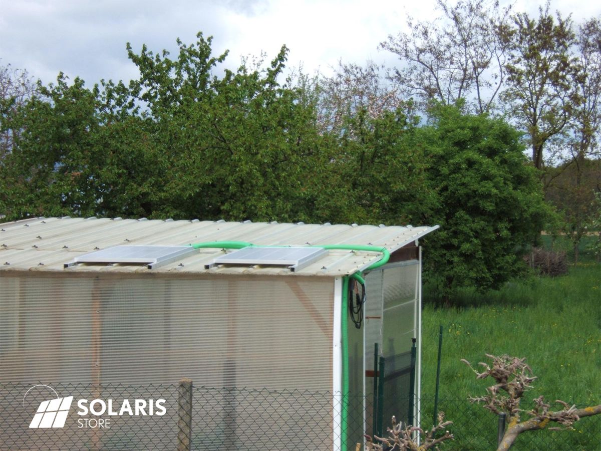 Un jardin potager alimenté par une pompe à eau solaire